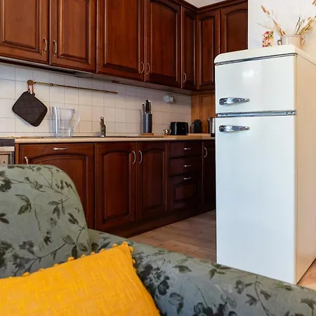 Apartment Three Bedroom Flat Near Train Station