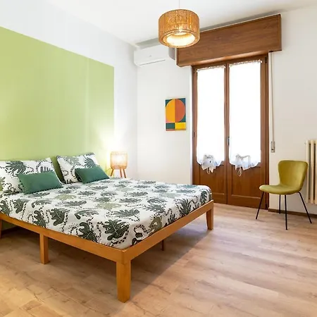 Apartment Three Bedroom Flat Near Train Station *