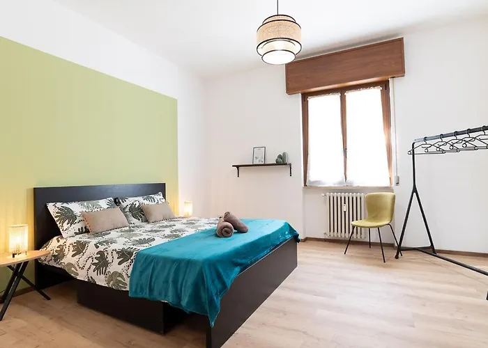 Three Bedroom Flat Near Train Station 아파트