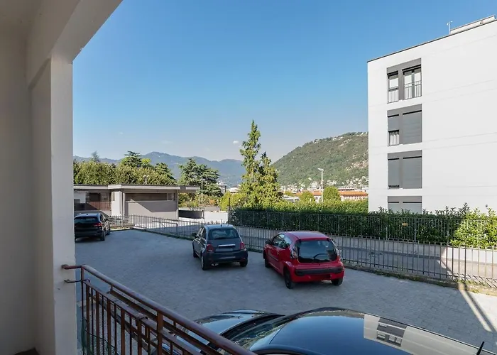 아파트 Three Bedroom Flat Near Train Station 코모