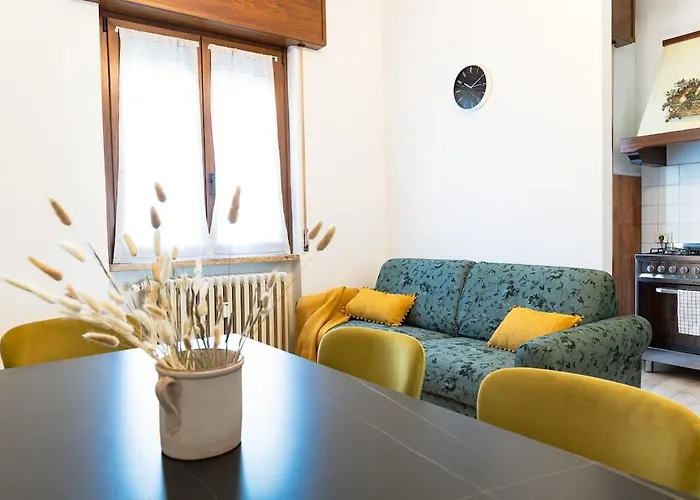 Three Bedroom Flat Near Train Station *