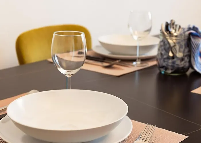 Three Bedroom Flat Near Train Station 코모