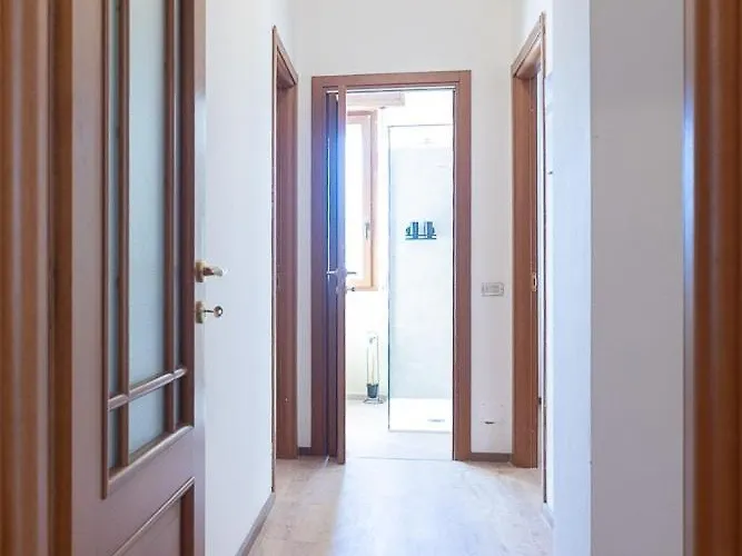 Three Bedroom Flat Near Train Station 아파트 코모