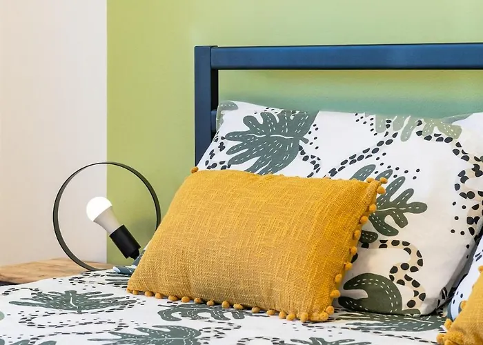 Three Bedroom Flat Near Train Station 아파트 코모