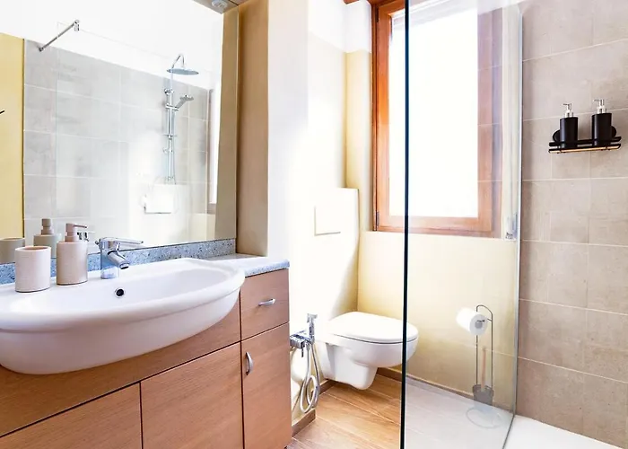 Three Bedroom Flat Near Train Station 아파트