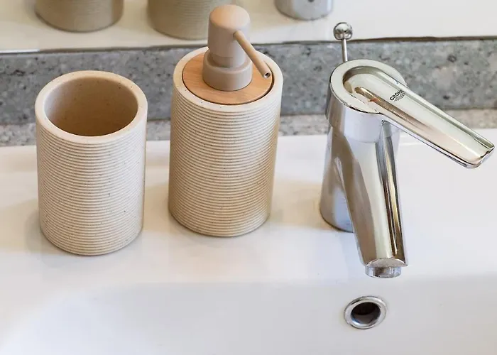 Three Bedroom Flat Near Train Station 아파트 *