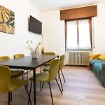 Appartement Three Bedroom Flat Near Train Station Côme