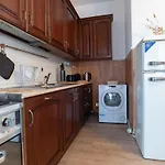 Three Bedroom Flat Near Train Station