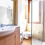 Three Bedroom Flat Near Train Station Appartement