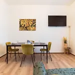Appartement Three Bedroom Flat Near Train Station *