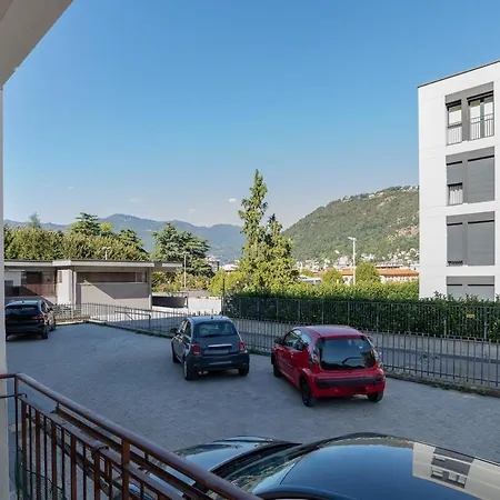 Apartmán Three Bedroom Flat Near Train Station Como