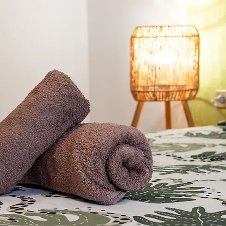 Lejlighed Three Bedroom Flat Near Train Station Como