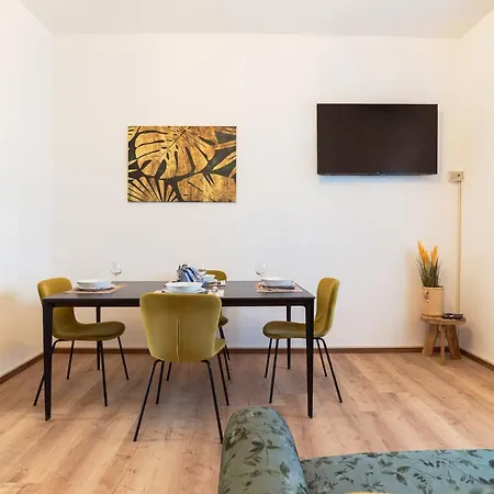 Appartement Three Bedroom Flat Near Train Station *