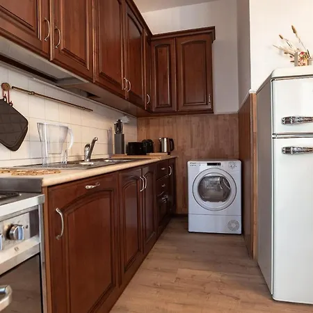 Apartment Three Bedroom Flat Near Train Station *