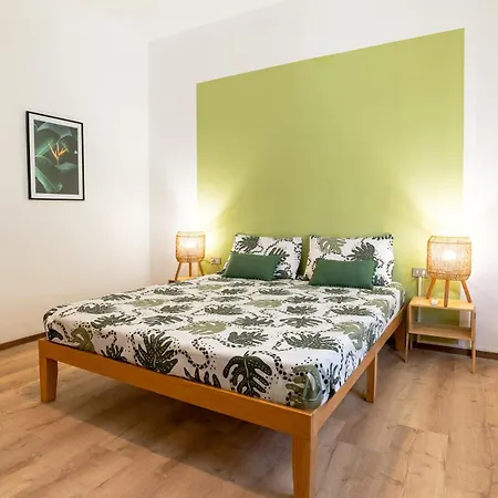 Three Bedroom Flat Near Train Station Apartment *