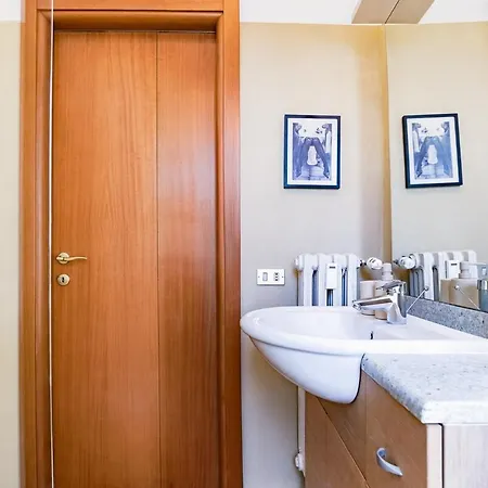 Three Bedroom Flat Near Train Station Apartment