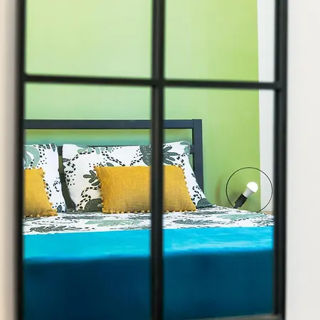 Three Bedroom Flat Near Train Station Apartment *