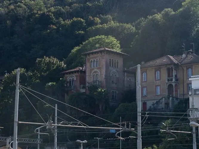 Three Bedroom Flat Near Train Station Apartment