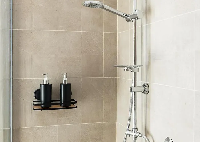 Three Bedroom Flat Near Train Station * Como