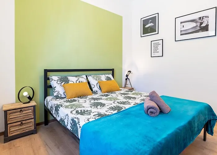 Three Bedroom Flat Near Train Station Apartment