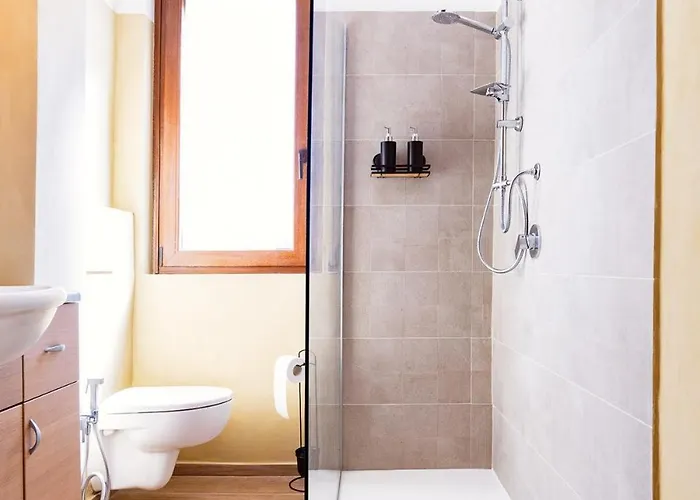 Three Bedroom Flat Near Train Station *