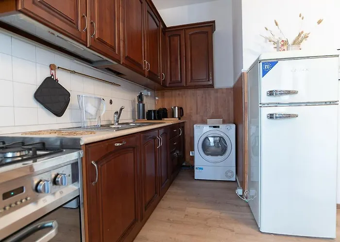 Three Bedroom Flat Near Train Station