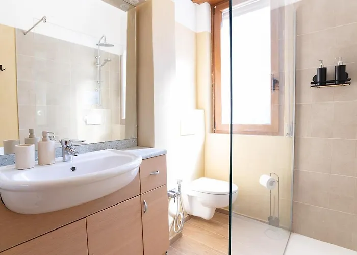 Three Bedroom Flat Near Train Station * Como