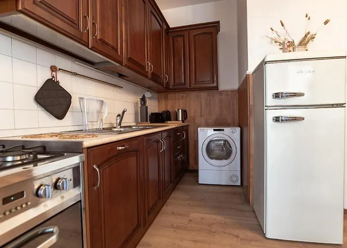 Apartmán Three Bedroom Flat Near Train Station *