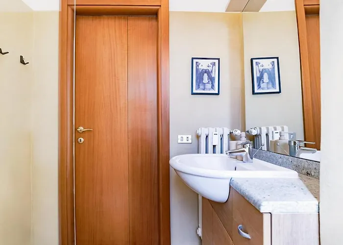 Three Bedroom Flat Near Train Station Apartment