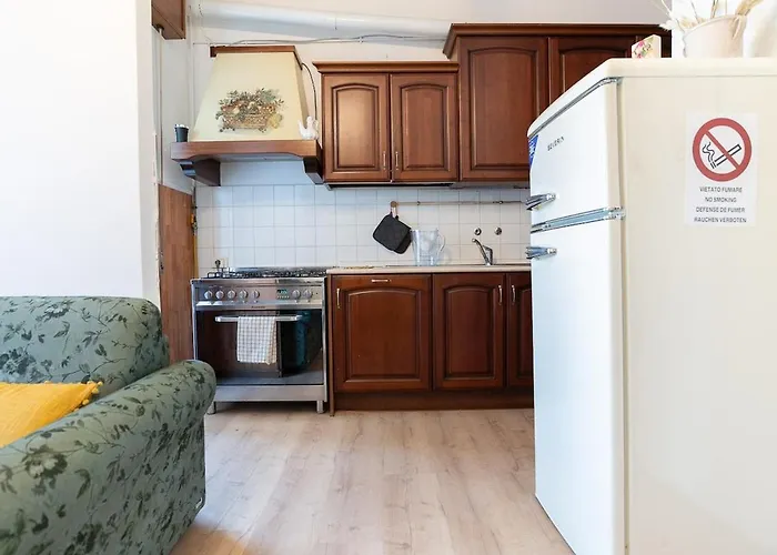 Lejlighed Three Bedroom Flat Near Train Station Como