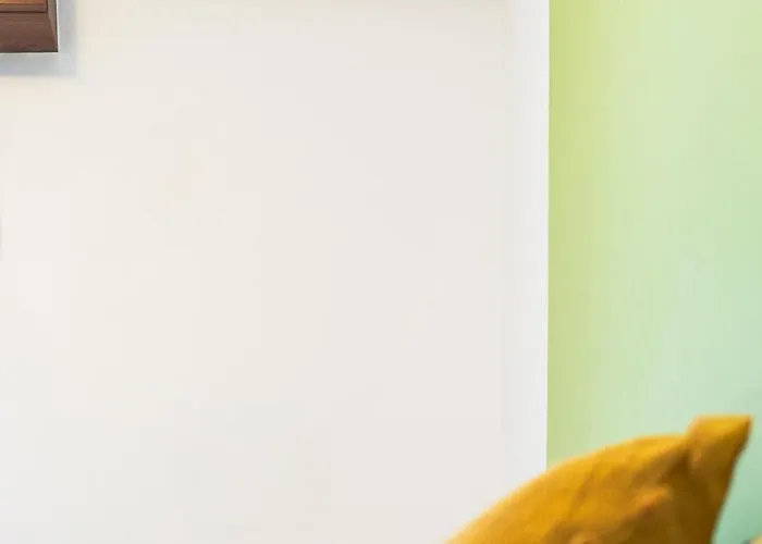 Three Bedroom Flat Near Train Station * Como