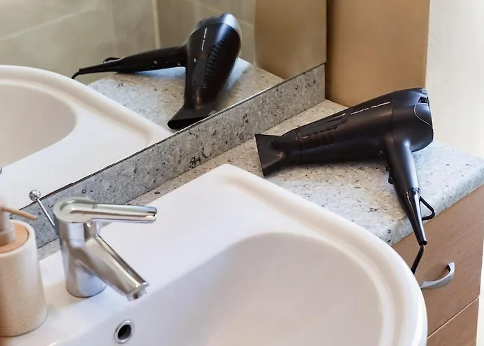 Three Bedroom Flat Near Train Station Lejlighed *