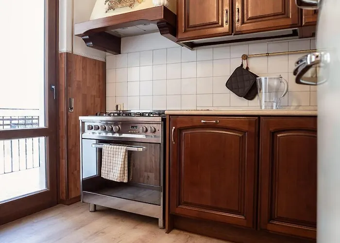 Apartment Three Bedroom Flat Near Train Station