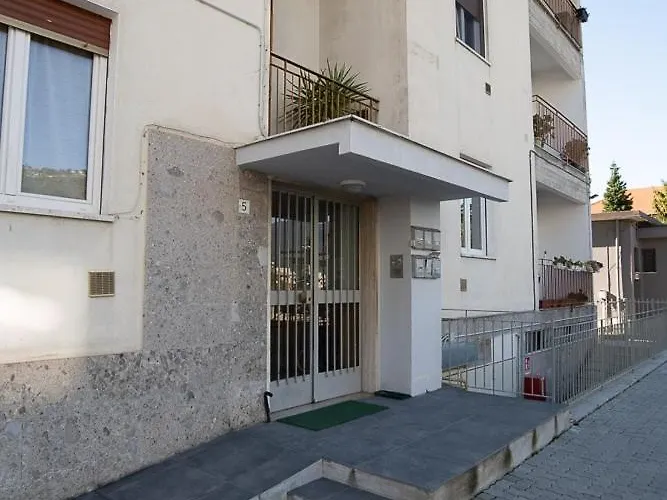 Three Bedroom Flat Near Train Station *