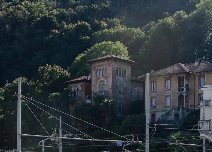 Apartmán Three Bedroom Flat Near Train Station