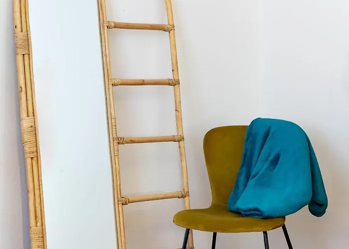 Apartmán Three Bedroom Flat Near Train Station