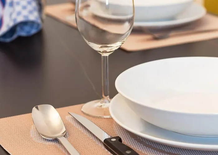 Three Bedroom Flat Near Train Station Lejlighed *