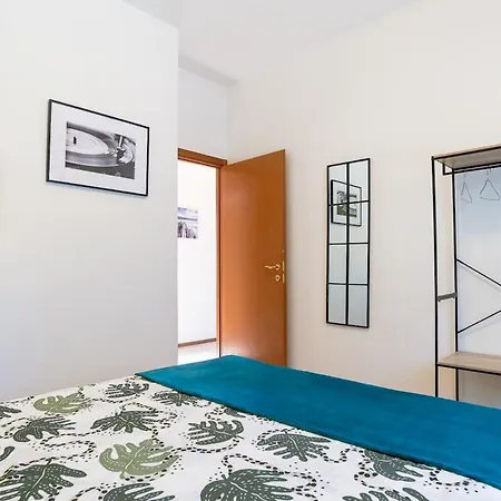 Three Bedroom Flat Near Train Station Апартаменты Комо