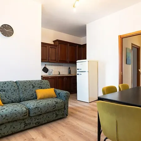 Three Bedroom Flat Near Train Station Комо