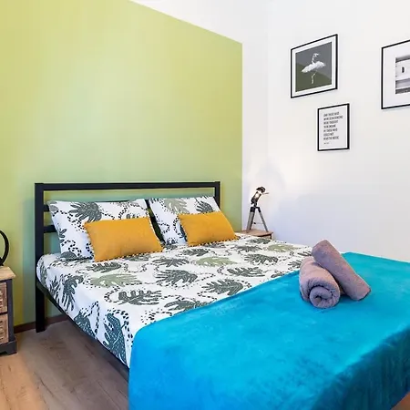 Three Bedroom Flat Near Train Station Апартаменты