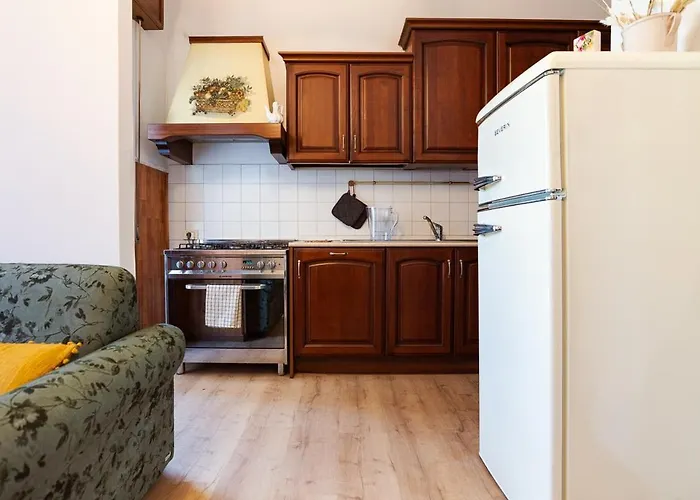 Three Bedroom Flat Near Train Station Апартаменты