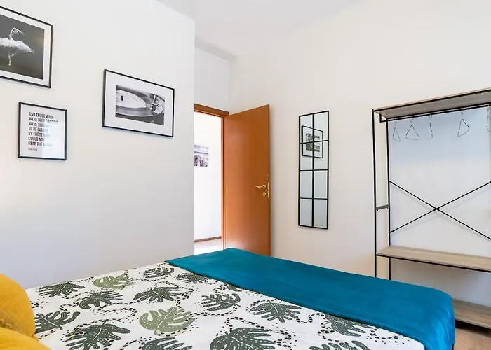 Three Bedroom Flat Near Train Station Апартаменты Комо