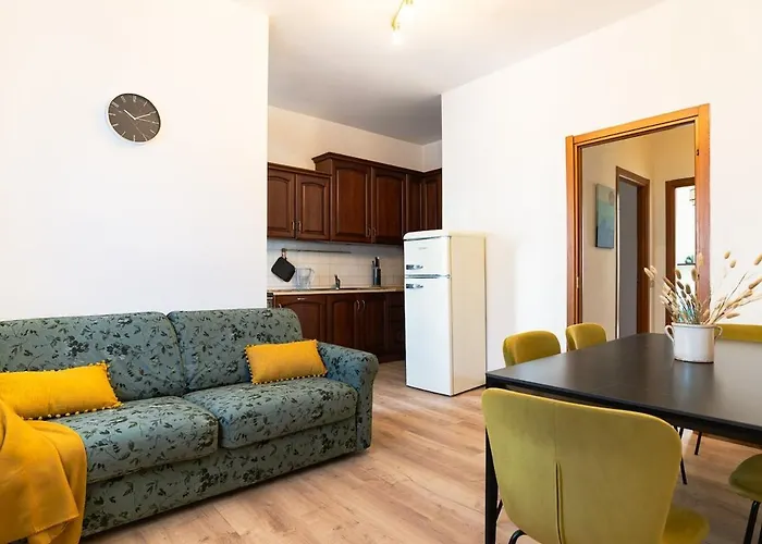 Three Bedroom Flat Near Train Station Комо