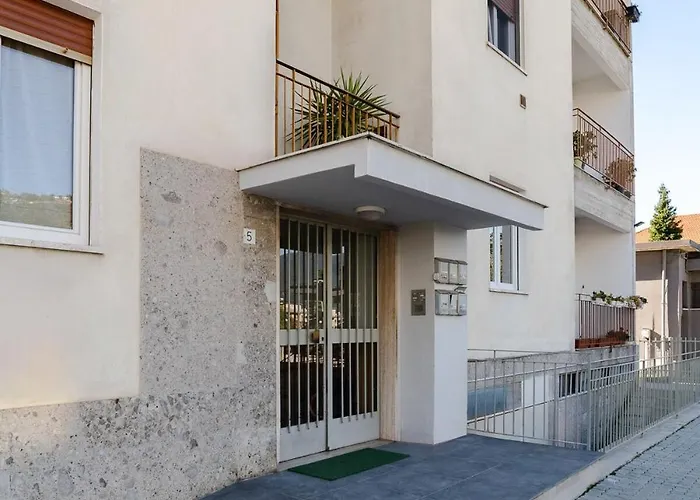 Three Bedroom Flat Near Train Station Апартаменты *