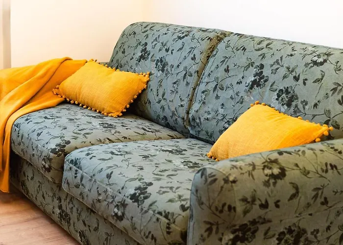 Апартаменты Three Bedroom Flat Near Train Station