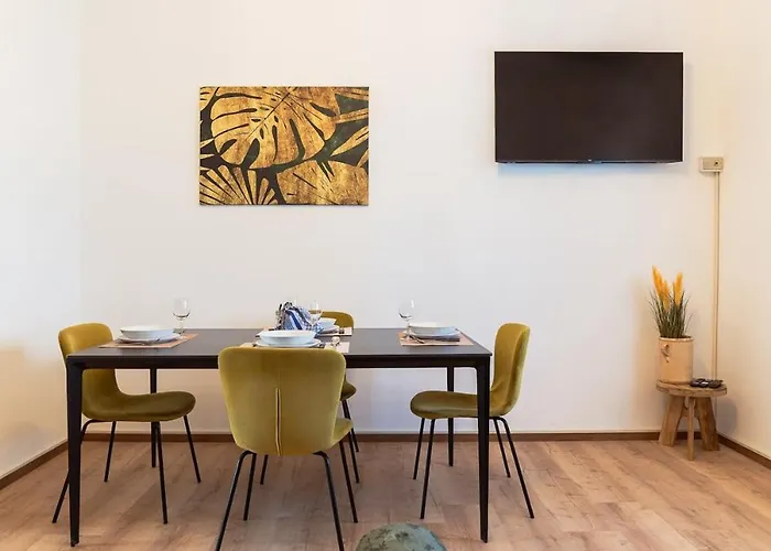Апартаменты Three Bedroom Flat Near Train Station *
