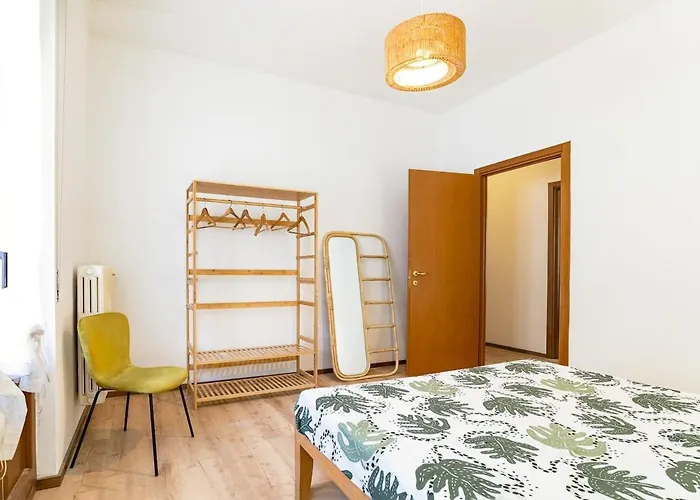 Three Bedroom Flat Near Train Station Комо