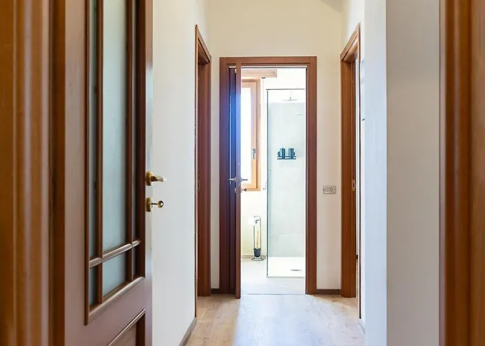 Three Bedroom Flat Near Train Station Комо