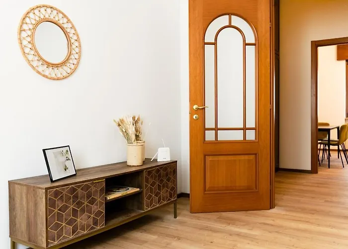 Three Bedroom Flat Near Train Station Апартаменты